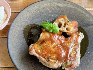 瑞浪市｜皮はパリっと！身はジューシー。人気食堂でいただく骨つきチキン