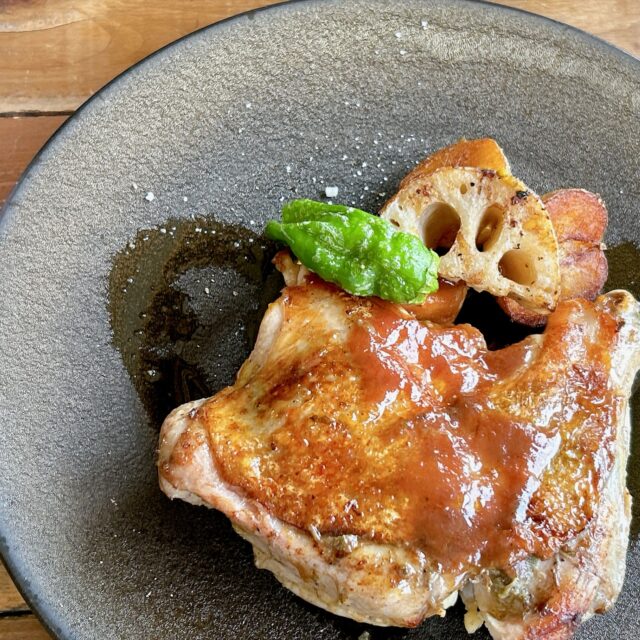 瑞浪市｜皮はパリっと！身はジューシー。人気食堂でいただく骨つきチキン